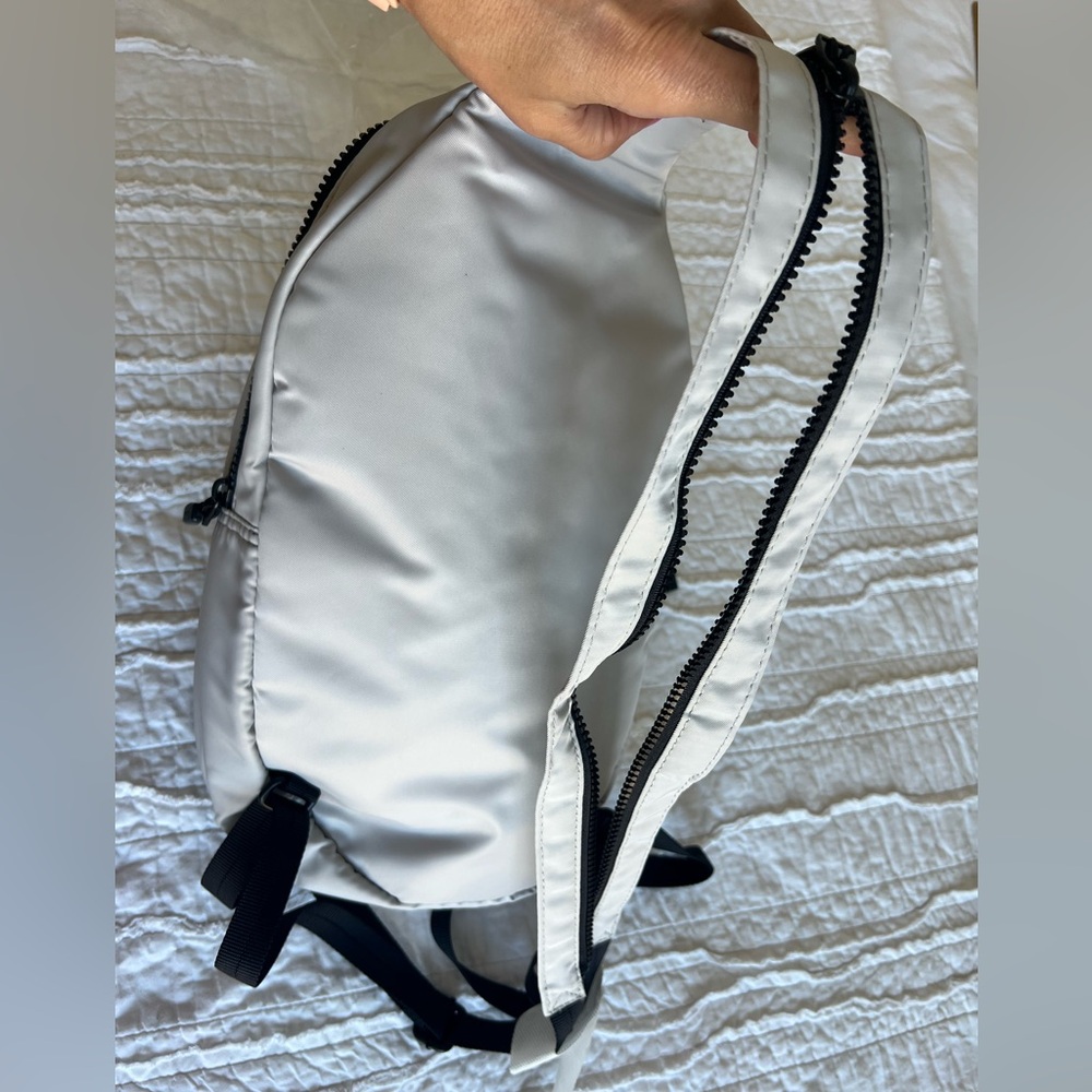 NWT Hedgren Range Gray and Black Sling Bag in Alabaster - Picture 3 of 6